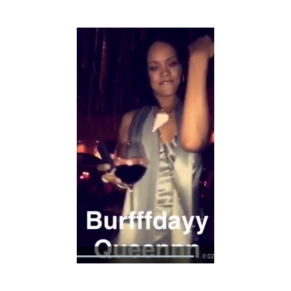 Rihanna est parfaitement remise de sa bronchite. Juste à temps pour fêter son 28e anniversaire. Image extraite d'une vidéo publiée sur Snapchat, le 21 février 2016.