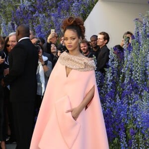 Rihanna au défilé PAP "Christian Dior" printemps / été 2016 à la cour carré du Louvre à Paris le 2 octobre 2015.