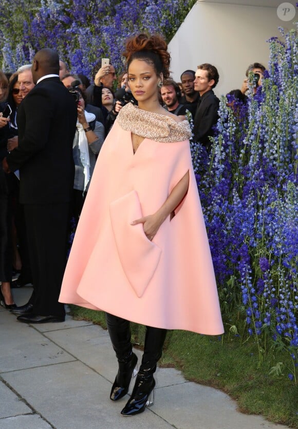 Rihanna au défilé PAP "Christian Dior" printemps / été 2016 à la cour carré du Louvre à Paris le 2 octobre 2015.