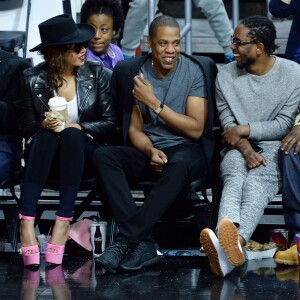 Beyoncé, Jay-Z, et Kendrick Lamar au Staples Center de Los Angeles lors de la rencontre entre les Clippers de Los Angeles et les Warriors de Golden State, le 20 février 2016