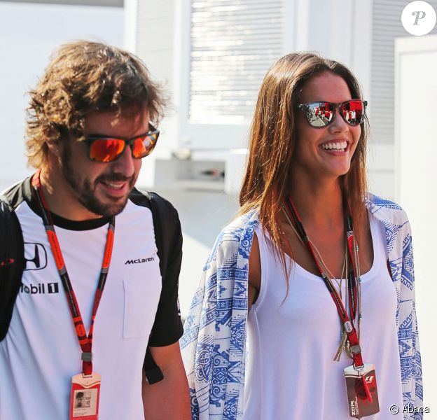 Fernando Alonso et sa belle Lara Alvarez, dans le paddock lors du Grand Prix de Hongrie sur le circuit du Hungaroring, le 25 juillet 2015