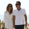 Cindy Crawford et son mari Rande Gerber se promènent sur la plage à Miami, le 5 octobre 2015.