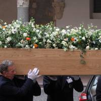 Obsèques d'Umberto Eco : Roberto Benigni et une foule de fans lui disent adieu