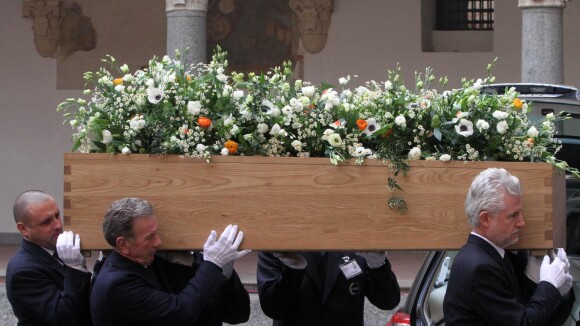 Obsèques d'Umberto Eco : Roberto Benigni et une foule de fans lui disent adieu