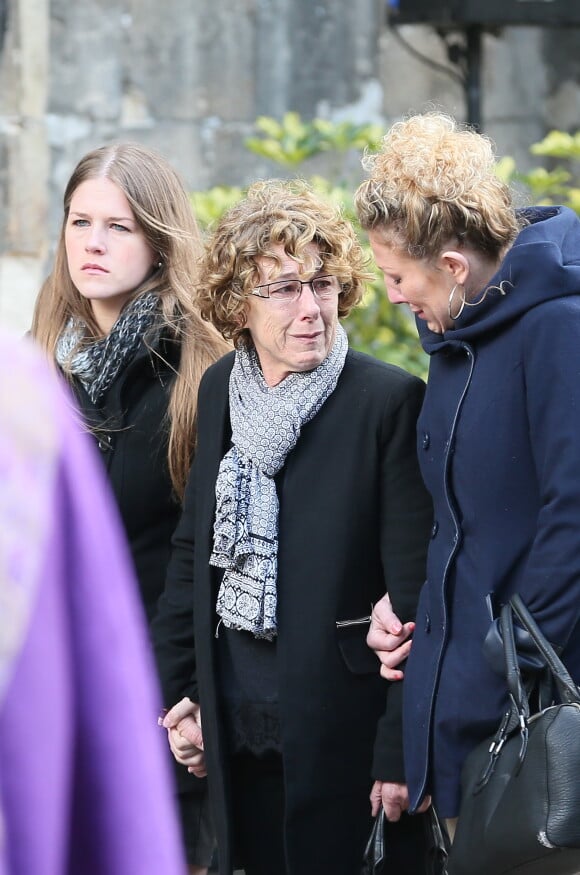 Sylvie Vastine et sa fille Cassie lors des obsèques d'Alexis Vastine en l'église Saint-Ouen de Pont-Audemer le 25 mars 2015