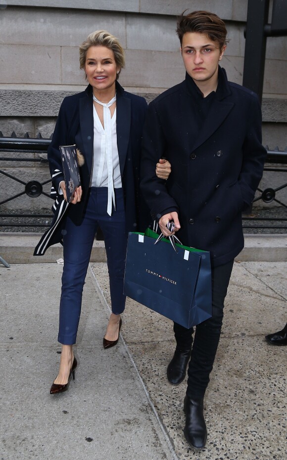 Yolanda Foster et son fils Anwar Hadid - Défilé Tommy Hilfiger à New York le 15 février 2016.