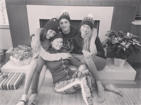 Photo de Yolanda Foster et ses trois enfants Bella, Anwar et Gigi publiée le 25 décembre 2015.