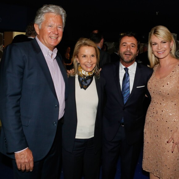 Pierre Dhostel, sa femme Carole Bellemare, Bernard Montiel et Catherine Falgayrac - Photocall à l'occasion de la présentation du nouveau spectacle du Lido "Paris Merveilles" à Paris, le 8 avril 2015.