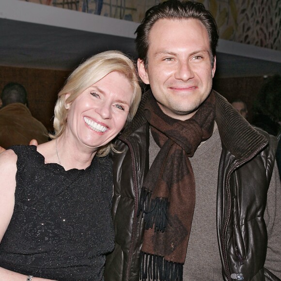 Christian Slater et sa mère Mary Jo lors d'une soirée à Broadway, le 22 mars 2005