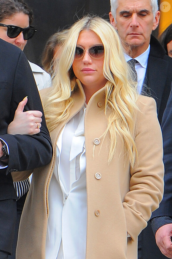 La chanteuse Kesha quitte la cour de New York après son audition dans l'affaire qui l'oppose à Dr. Luke, le 19 février 2016.