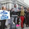 Des admirateurs soutiennent Kesha dvant son hôtel à New York, le 19 février 2016.