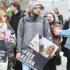 Des admirateurs soutiennent Kesha dvant son hôtel à New York, le 19 février 2016.