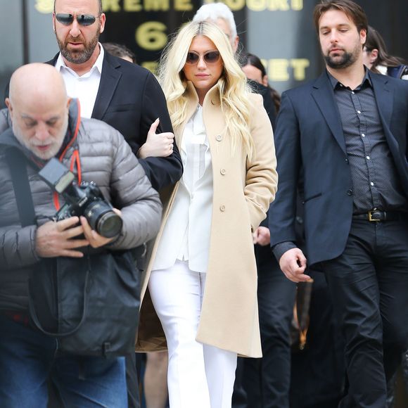La chanteuse Kesha quitte la cour de New York après son audition dans l'affaire qui l'oppose à Dr. Luke, le 19 février 2016.