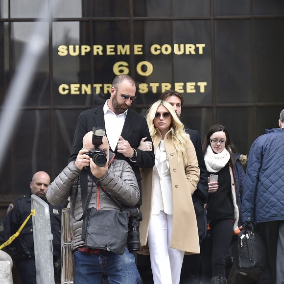 La chanteuse Kesha quitte la cour de New York après son audition dans l'affaire qui l'oppose à Dr. Luke, le 19 février 2016.