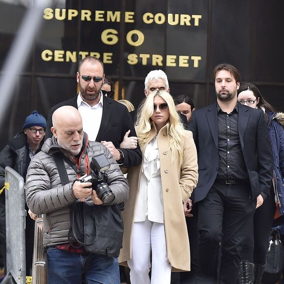 La chanteuse Kesha quitte la cour de New York après son audition dans l'affaire qui l'oppose à Dr. Luke, le 19 février 2016.