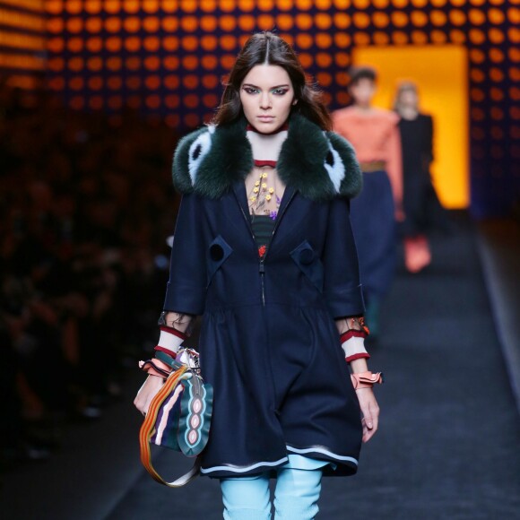 Kendall Jenner défile pour Fendi (collection automne-hiver 2016-2017) à Milan. Le 25 février 2016.