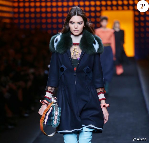 Kendall Jenner défile pour Fendi (collection automne-hiver 2016-2017) à Milan. Le 25 février 2016.
