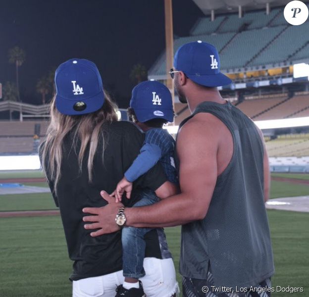 Ciara, son fils Future Zahir et son compagnon Russell Wilson visitent le stade des Dodgers de Los Angeles - Photo publiée le 24 février