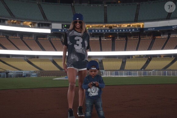 Ciara et son fils Future Zahir visitent le stade des Dodgers de Los Angeles - Photo publiée le 24 février