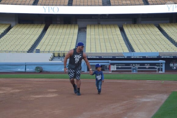 Russell Wilson avec Future Zahir, le fils de sa compagne Ciara, au stade des Dodgers de Los Angeles - Photo publiée le 24 février