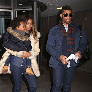 Ciara avec son fils Future Zahir et Russell Wilson à l'aéroport JFK de New York, le 12 février 2016