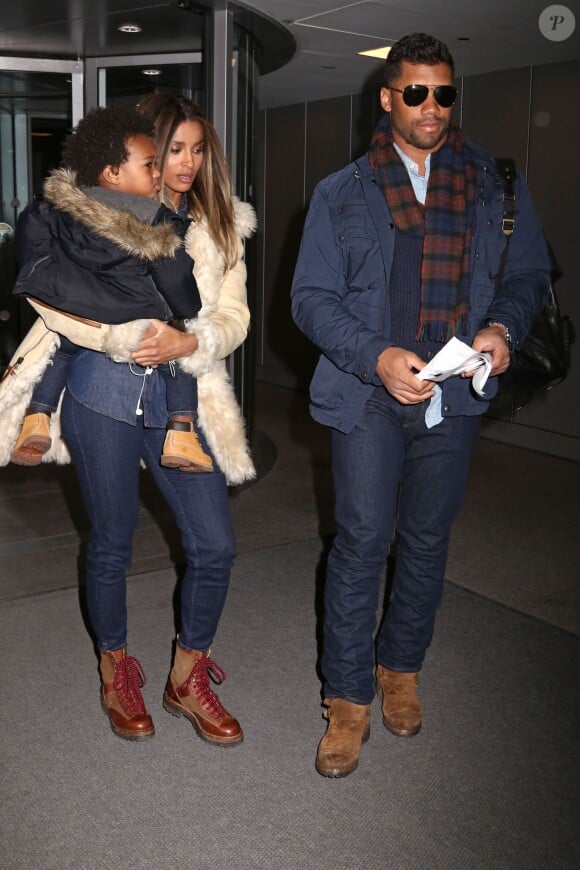 Ciara avec son fils Future Zahir et Russell Wilson à l'aéroport JFK de New York, le 12 février 2016