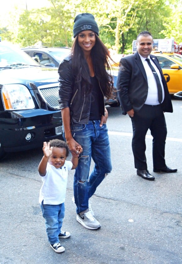 Ciara et son fils Future Zahir dans les rues de New York, le 12 août 2015