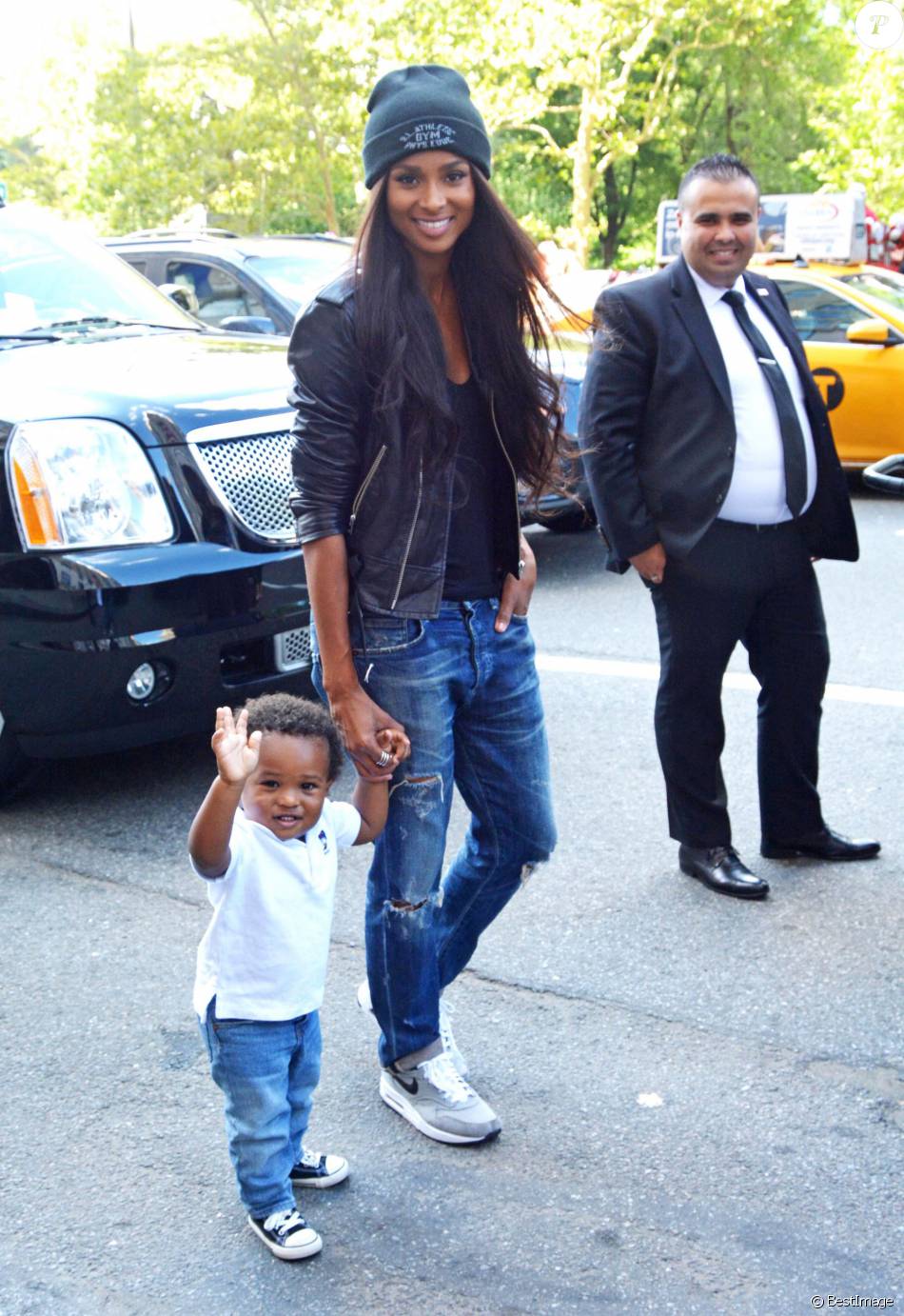 Ciara et son fils Future Zahir dans les rues de New York, le 12 août ...