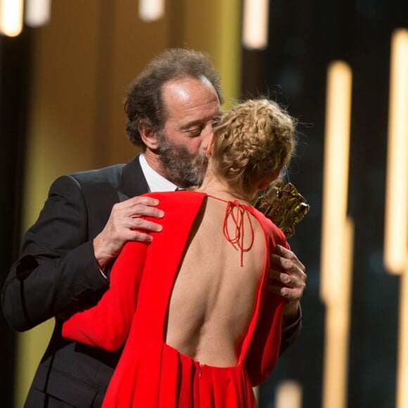 Vincent Lindon recevant des mains d'Emmanuelle Béart son César du meilleur acteur pour "La loi du marché" - 41ème cérémonie des César au Théatre du Chatelet à Paris le 26 février 2016