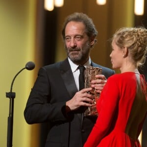 Vincent Lindon recevant des mains d'Emmanuelle Béart son César du meilleur acteur pour "La loi du marché" - 41ème cérémonie des César au Théatre du Chatelet à Paris le 26 février 2016