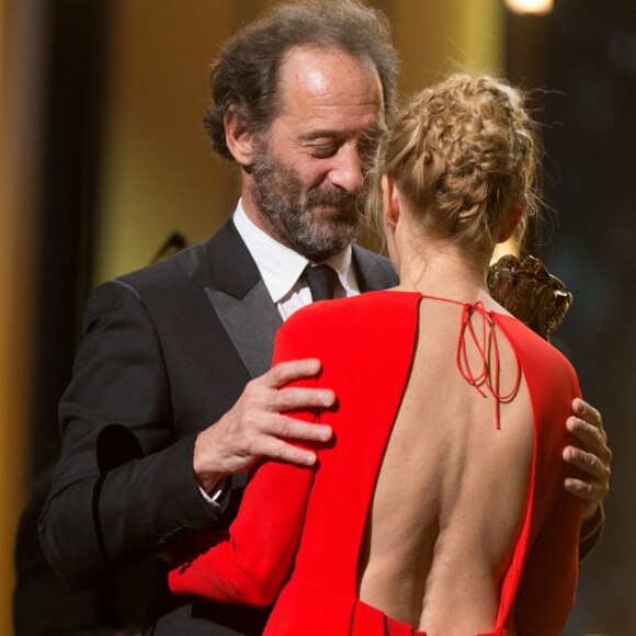 Vincent Lindon recevant des mains d'Emmanuelle Béart son César du meilleur acteur pour "La loi du marché" - 41ème cérémonie des César au Théatre du Chatelet à Paris le 26 février 2016