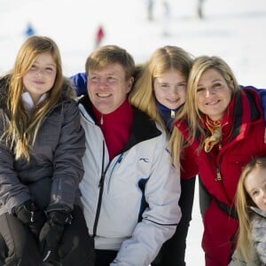 La princesse Alexia, le roi Willem-Alexander, la princesse Catharina-Amalia, la reine Maxima et la princesse Ariane des Pays-Bas aux sports d'hiver en famille à Lech (Autriche) le 22 février 2016. La fille du roi Willem-Alexander et de la reine Maxima s'est cassé la jambe droite le 27 février et a dû être opérée du fémur.