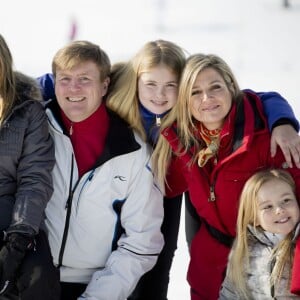 La princesse Alexia, le roi Willem-Alexander, la princesse Catharina-Amalia, la reine Maxima et la princesse Ariane des Pays-Bas aux sports d'hiver en famille à Lech (Autriche) le 22 février 2016. La fille du roi Willem-Alexander et de la reine Maxima s'est cassé la jambe droite le 27 février et a dû être opérée du fémur.