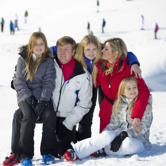 La princesse Alexia, le roi Willem-Alexander, la princesse Catharina-Amalia, la reine Maxima et la princesse Ariane des Pays-Bas aux sports d'hiver en famille à Lech (Autriche) le 22 février 2016. La fille du roi Willem-Alexander et de la reine Maxima s'est cassé la jambe droite le 27 février et a dû être opérée du fémur.