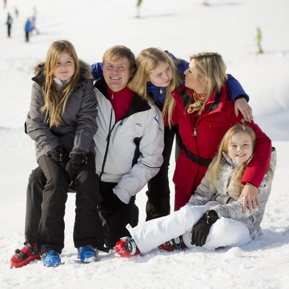 La princesse Alexia, le roi Willem-Alexander, la princesse Catharina-Amalia, la reine Maxima et la princesse Ariane des Pays-Bas aux sports d'hiver en famille à Lech (Autriche) le 22 février 2016. La fille du roi Willem-Alexander et de la reine Maxima s'est cassé la jambe droite le 27 février et a dû être opérée du fémur.