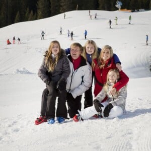 La princesse Alexia, le roi Willem-Alexander, la princesse Catharina-Amalia, la reine Maxima et la princesse Ariane des Pays-Bas aux sports d'hiver en famille à Lech (Autriche) le 22 février 2016. La fille du roi Willem-Alexander et de la reine Maxima s'est cassé la jambe droite le 27 février et a dû être opérée du fémur.