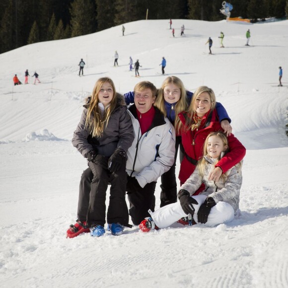 La princesse Alexia, le roi Willem-Alexander, la princesse Catharina-Amalia, la reine Maxima et la princesse Ariane des Pays-Bas aux sports d'hiver en famille à Lech (Autriche) le 22 février 2016. La fille du roi Willem-Alexander et de la reine Maxima s'est cassé la jambe droite le 27 février et a dû être opérée du fémur.