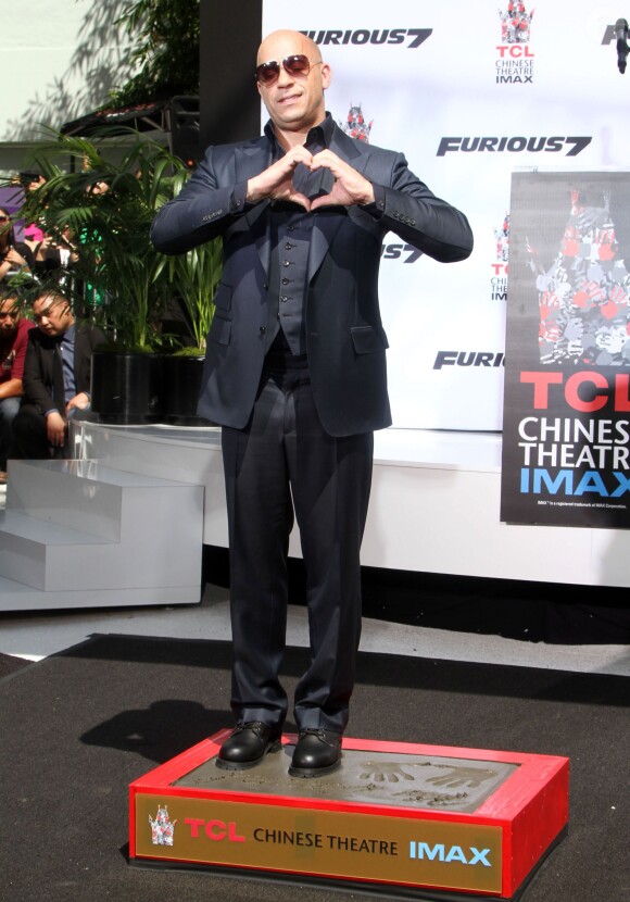 Vin Diesel laisse ses empreintes dans le ciment hollywoodien au TCL Chinese Theater à Hollywood, le 1er avril 2015