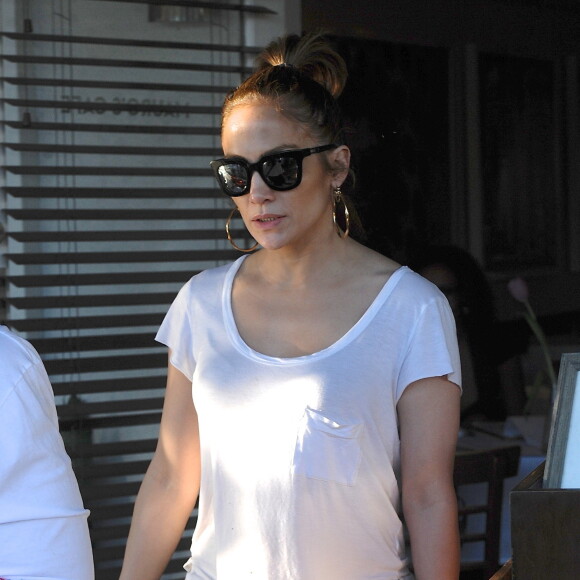 Jennifer Lopez à la sortie d'un restaurant à Los Angeles, le 15 février 2016. © CPA/Bestimage