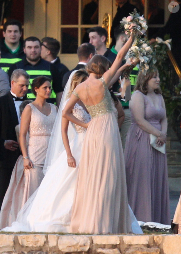 Exclusif - Taylor Swift demoiselle d'honneur au mariage de sa meilleure amie d'enfance, Britany Maack, avec qui elle a grandi en Pennsylvanie, le 20 février 2016. Les deux amies portent des robes de la designer Reem Acra.