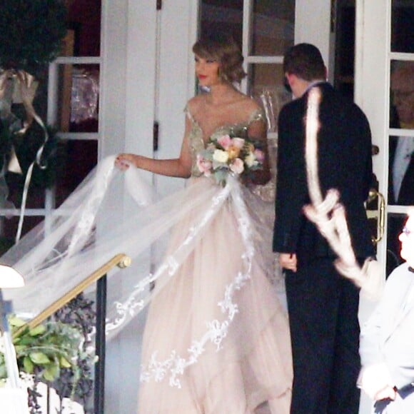 Exclusif - Taylor Swift demoiselle d'honneur au mariage de sa meilleure amie d'enfance, Britany Maack, avec qui elle a grandi en Pennsylvanie, le 20 février 2016. Les deux amies portent des robes de la designer Reem Acra.