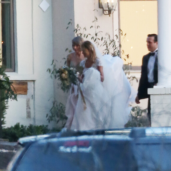 Exclusif - Taylor Swift demoiselle d'honneur au mariage de sa meilleure amie d'enfance, Britany Maack, avec qui elle a grandi en Pennsylvanie, le 20 février 2016. Les deux amies portent des robes de la designer Reem Acra.