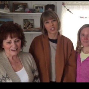 Exclusif - Taylor Swift arrive à Reading en Pennsylvanie (sa ville natale) à bord d'un jet privé, le 19 février 2016. Dès son arrivée, la chanteuse est accueillie par sa mère Andrea. Elle s'est ensuite rendue dans la maison où elle a grandi pour y rencontrer les nouveaux locataires. Elle est en Pennsylvanie pour assister au mariage de sa meilleure amie d'enfance.