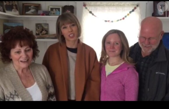 Exclusif - Taylor Swift arrive à Reading en Pennsylvanie (sa ville natale) à bord d'un jet privé, le 19 février 2016. Dès son arrivée, la chanteuse est accueillie par sa mère Andrea. Elle s'est ensuite rendue dans la maison où elle a grandi pour y rencontrer les nouveaux locataires. Elle est en Pennsylvanie pour assister au mariage de sa meilleure amie d'enfance.