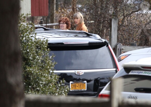 Exclusif - Taylor Swift arrive à Reading en Pennsylvanie (sa ville natale) à bord d'un jet privé, le 19 février 2016. Dès son arrivée, la chanteuse est accueillie par sa mère Andrea. Elle s'est ensuite rendue dans la maison où elle a grandi pour y rencontrer les nouveaux locataires. Elle est en Pennsylvanie pour assister au mariage de sa meilleure amie d'enfance.