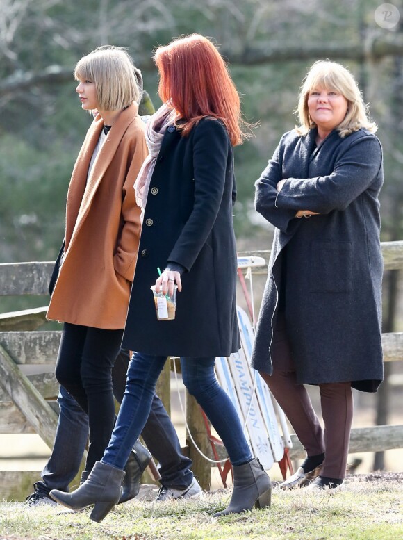 Exclusif - Taylor Swift arrive à Reading en Pennsylvanie (sa ville natale) à bord d'un jet privé, le 19 février 2016. Dès son arrivée, la chanteuse est accueillie par sa mère Andrea. Elle s'est ensuite rendue dans la maison où elle a grandi pour y rencontrer les nouveaux locataires. Elle est en Pennsylvanie pour assister au mariage de sa meilleure amie d'enfance.