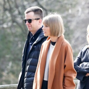 Exclusif - Taylor Swift arrive à Reading en Pennsylvanie (sa ville natale) à bord d'un jet privé, le 19 février 2016. Dès son arrivée, la chanteuse est accueillie par sa mère Andrea. Elle s'est ensuite rendue dans la maison où elle a grandi pour y rencontrer les nouveaux locataires. Elle est en Pennsylvanie pour assister au mariage de sa meilleure amie d'enfance.