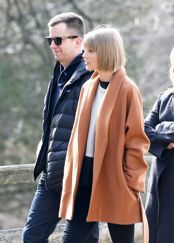 Exclusif - Taylor Swift arrive à Reading en Pennsylvanie (sa ville natale) à bord d'un jet privé, le 19 février 2016. Dès son arrivée, la chanteuse est accueillie par sa mère Andrea. Elle s'est ensuite rendue dans la maison où elle a grandi pour y rencontrer les nouveaux locataires. Elle est en Pennsylvanie pour assister au mariage de sa meilleure amie d'enfance.