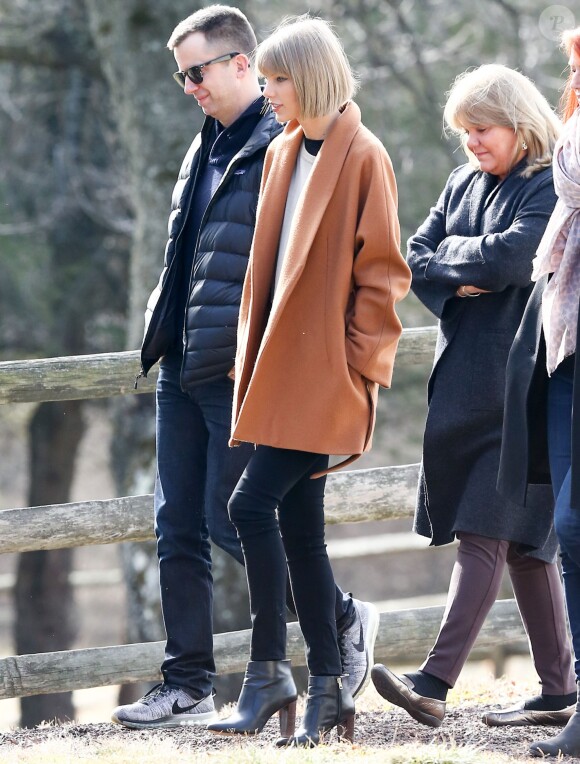 Exclusif - Taylor Swift arrive à Reading en Pennsylvanie (sa ville natale) à bord d'un jet privé, le 19 février 2016. Dès son arrivée, la chanteuse est accueillie par sa mère Andrea. Elle s'est ensuite rendue dans la maison où elle a grandi pour y rencontrer les nouveaux locataires. Elle est en Pennsylvanie pour assister au mariage de sa meilleure amie d'enfance.