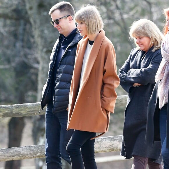 Exclusif - Taylor Swift arrive à Reading en Pennsylvanie (sa ville natale) à bord d'un jet privé, le 19 février 2016. Dès son arrivée, la chanteuse est accueillie par sa mère Andrea. Elle s'est ensuite rendue dans la maison où elle a grandi pour y rencontrer les nouveaux locataires. Elle est en Pennsylvanie pour assister au mariage de sa meilleure amie d'enfance.